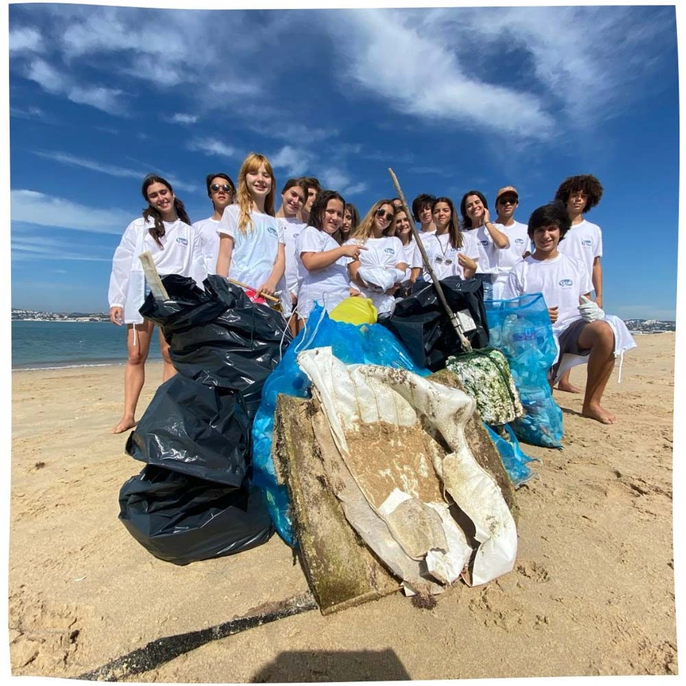 Ação de sustentabilidade, com a limpeza de praias em Portugal