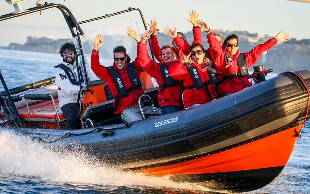 Passeio ao pôr do sol, de barco semi-rígido, no Rio Tejo em Lisboa