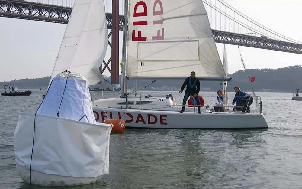 Activité nautique de team building, dans un jeu amusant à bord d'un bateau, sur le fleuve Tage à Lisbonne